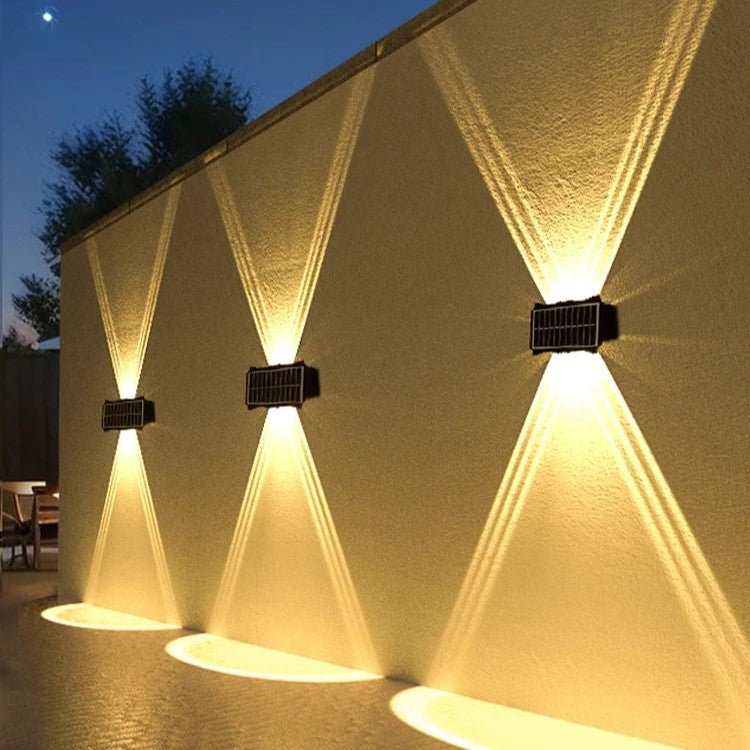trois applique solaire exterieur sur un mur de crépis beige