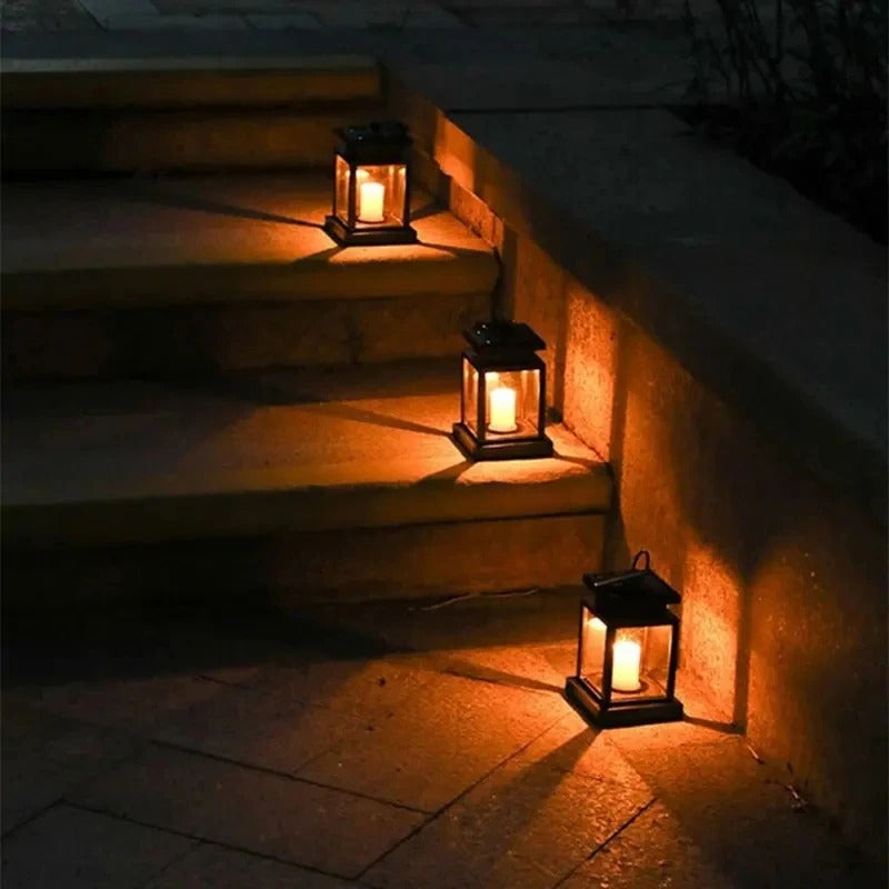 trois Lanterne solaire extérieur sur des marches de pavé unie. 