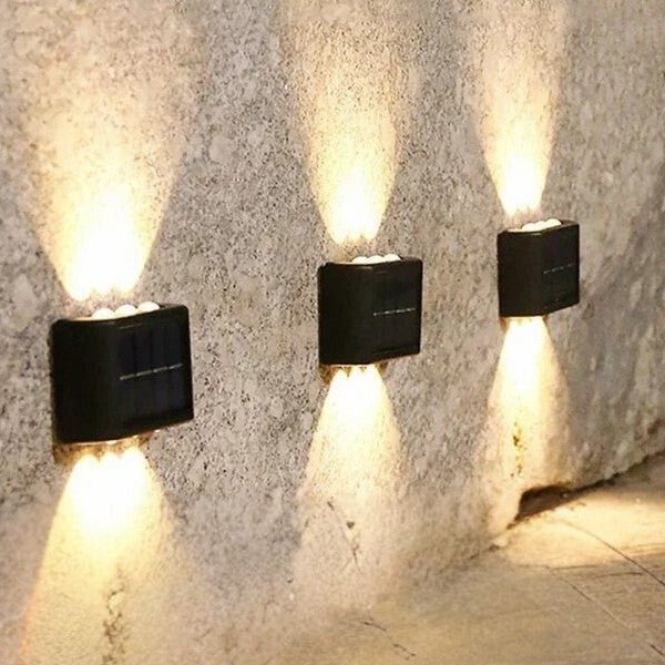 Applique exterieur solaire | FaiscoV4™ - ensemble de trois blanc chaud sur un mur de crépis