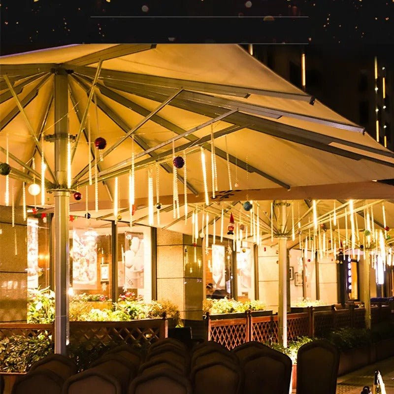 Guirlande lumineuse exterieur solaire - Blanc Chaud | MeteorGlow™ - sous un parasol