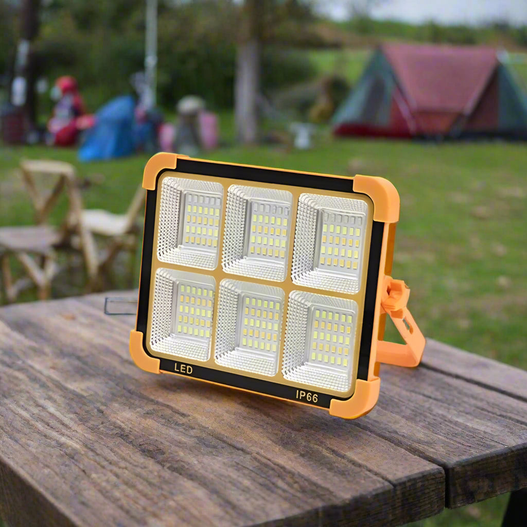 Lanterne solaire sur une table de camping