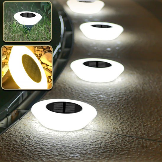  Quatre Spots solaires exterieurs | CosmoGlow™ blanc froid sur une allée courbé en béton beige. Avec deux petites images qui démontrent deux autres spots sur le gazon et un sol rocailleux.